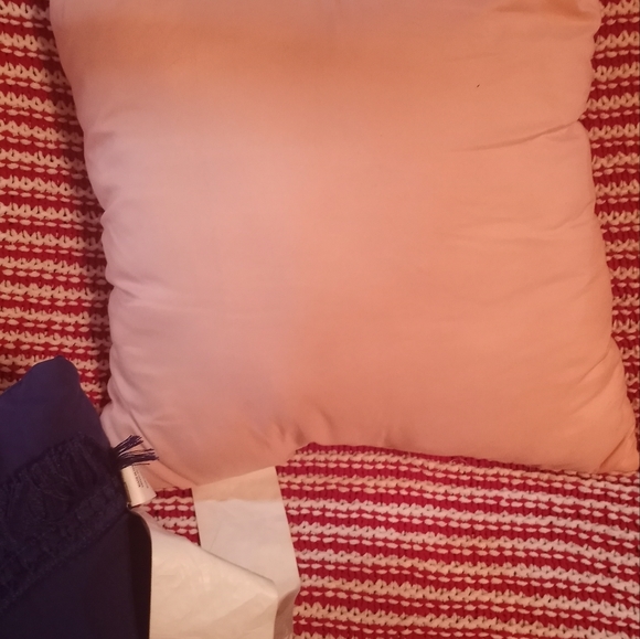 Throw pillows - Picture 2 of 4